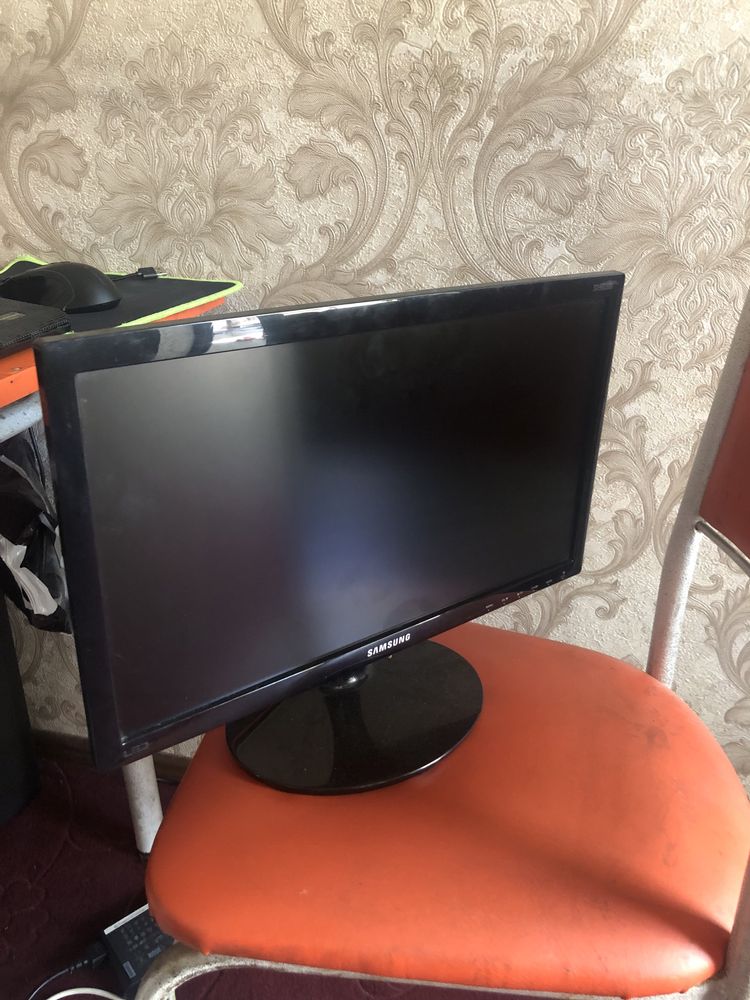 Samsung monitor 19 dyum holati yaxshi xolatda VGA