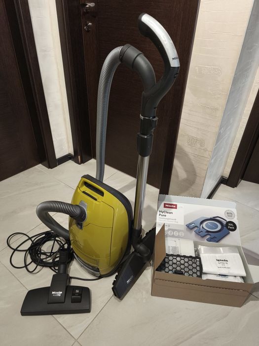 Прахосмукачка Miele Complete C3 Select 120 PowerLine