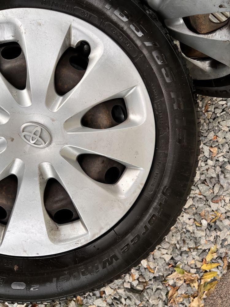 Jante Toyota cu cauciucuri 185/65/15 plus capace si prezoane