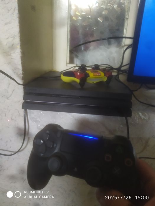 Pleystation 4 pro 4 K padderjka qiladi sotiladi holati yahshi zor
