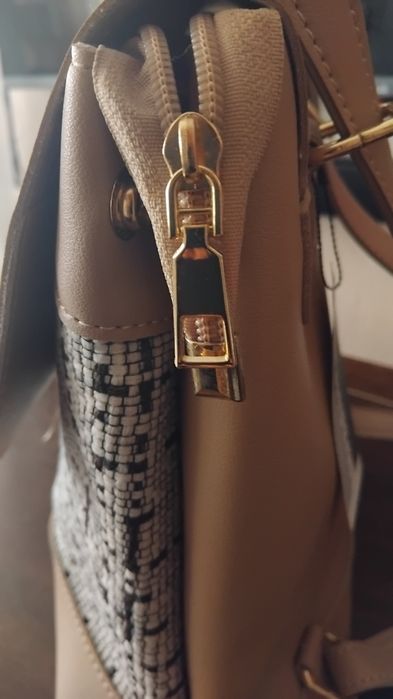 Нова раница в бежаво с принт