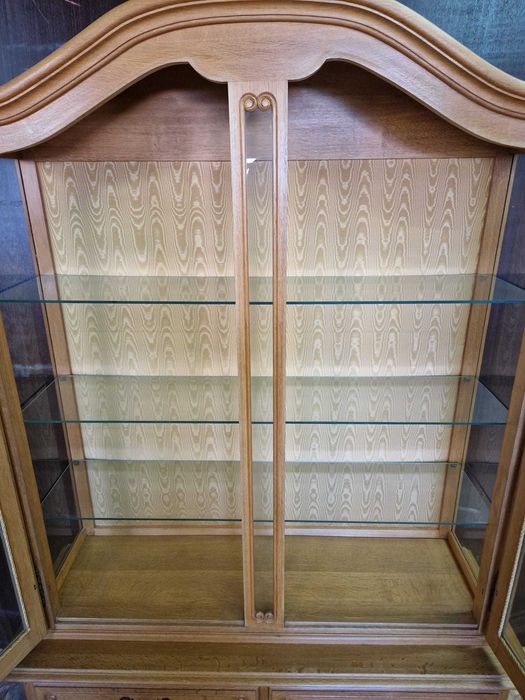 Масивна дъбова витрина със стъклени плотове в стил "ЛУИ XV"