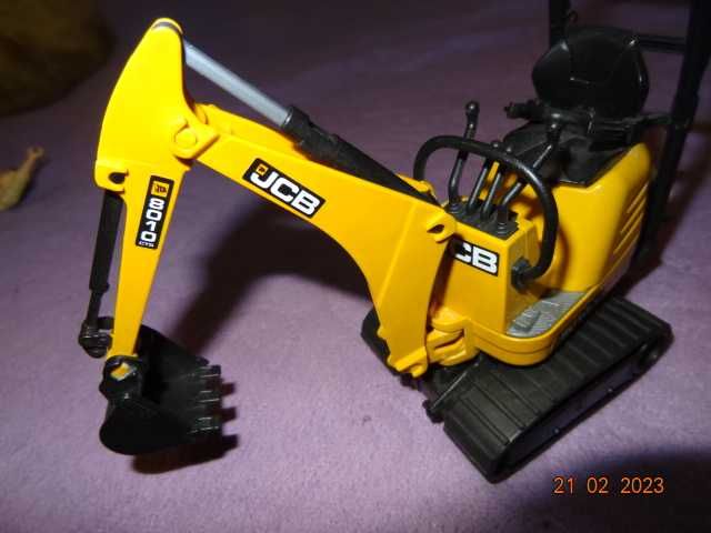 Мини экскаватор Bruder JCB 8010 CTS и рабочий .  (Германия)