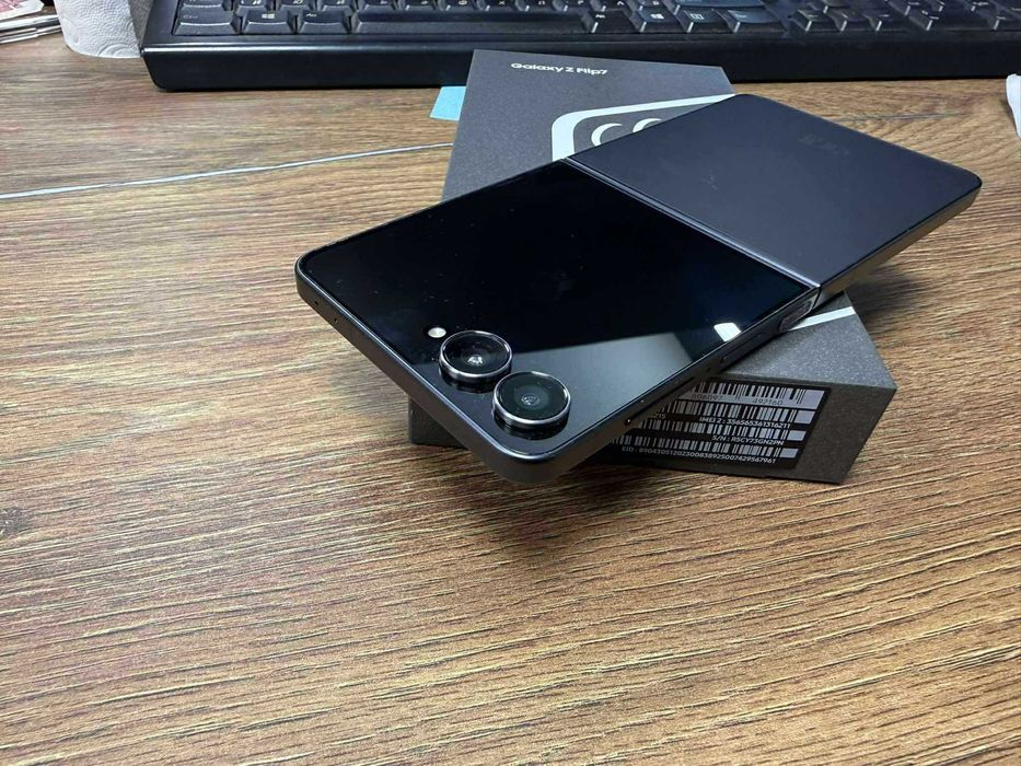 Продавам Samsung Z Flip 7 512gb