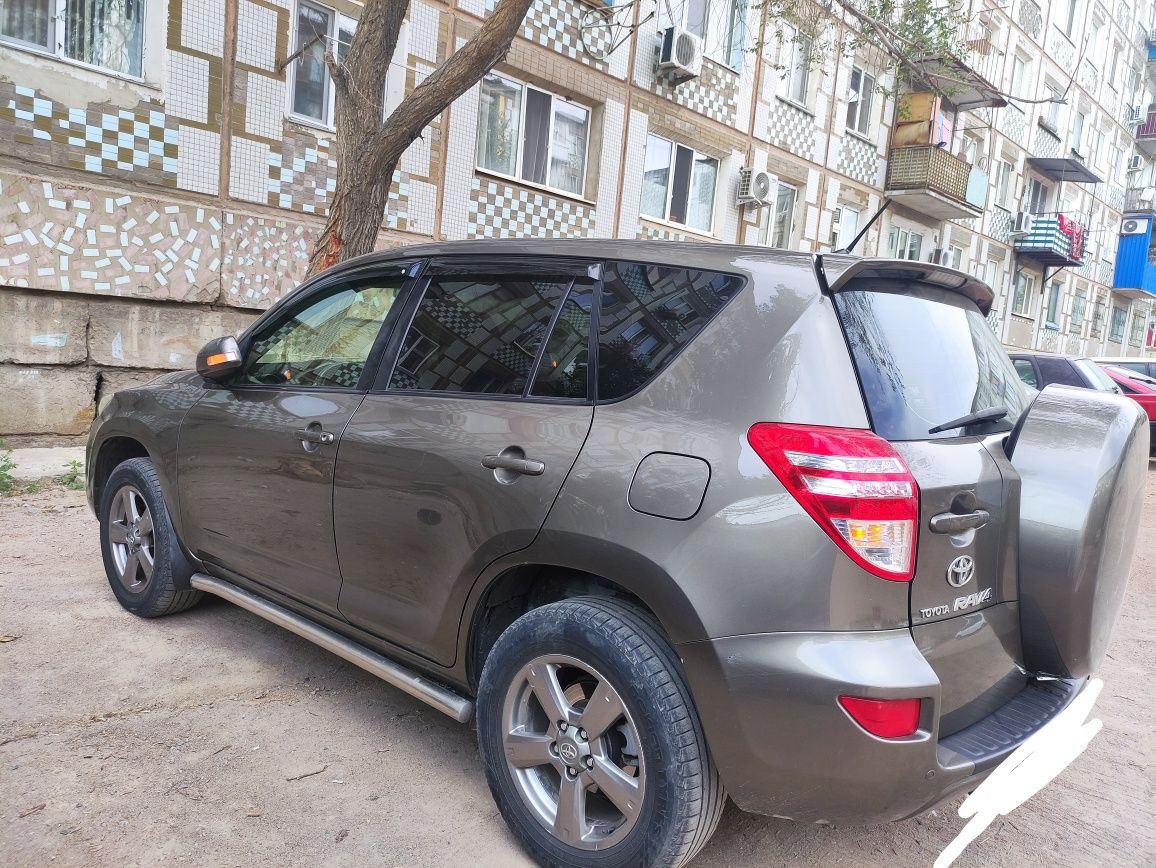 Продается автомобиль Toyota RAV 4.