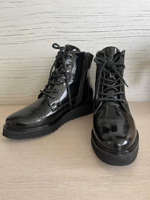 Боти от естествена кожа - лак и велур