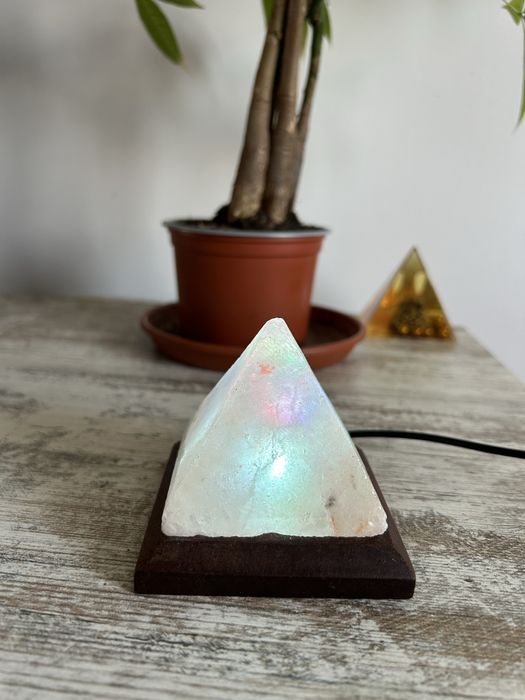 Lampa piramida , de birou, din sare Himalaya