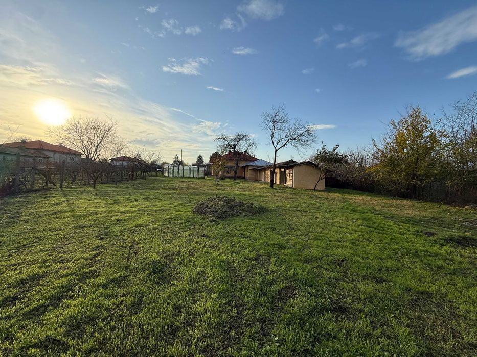 Голяма ремонтирана къща на 37 км от Морският бряг!