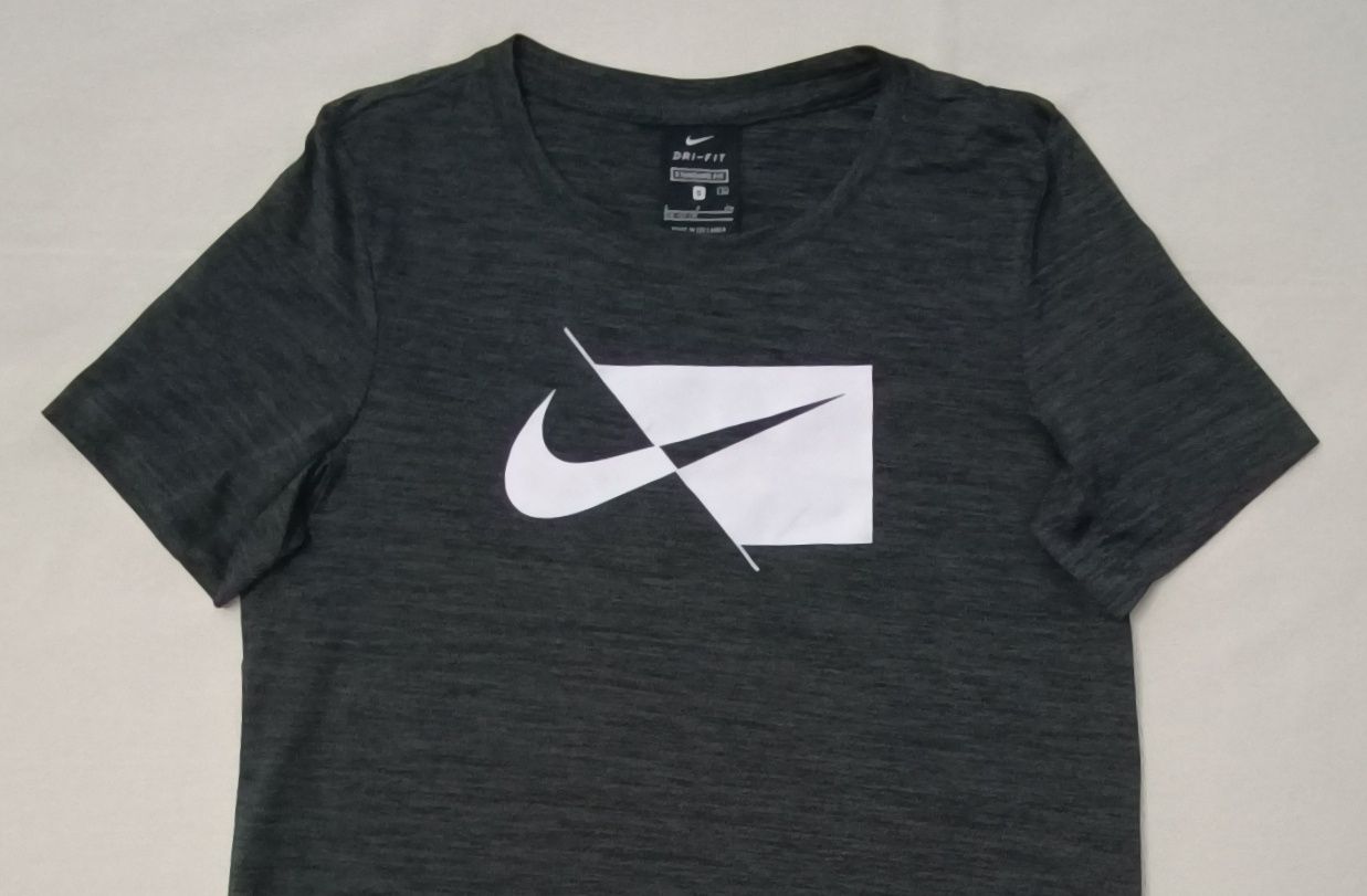Nike DRI-FIT Swoosh Tee оригинална тениска ръст 128-137см Найк спорт