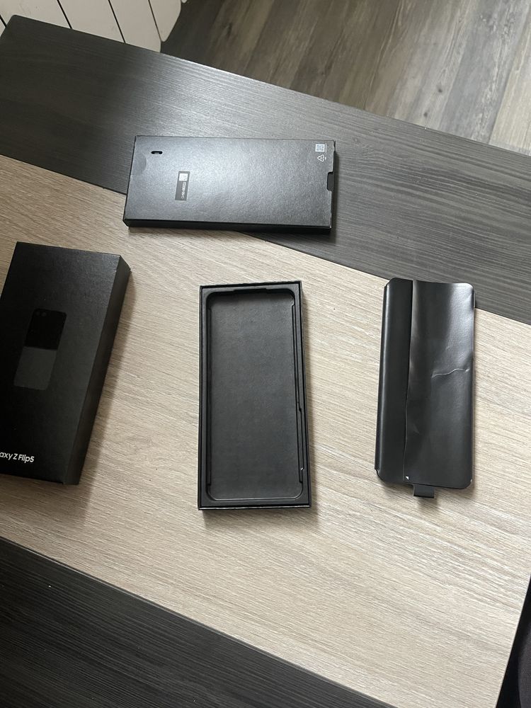 Samsung Galaxy Z Flip5 5G 256GB 8GB с черно петно в ляво на екрана