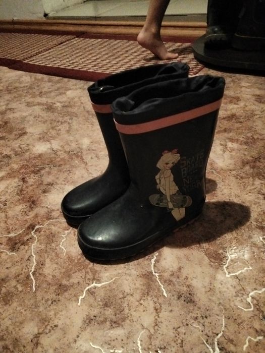 Аяк киімдер сатылады