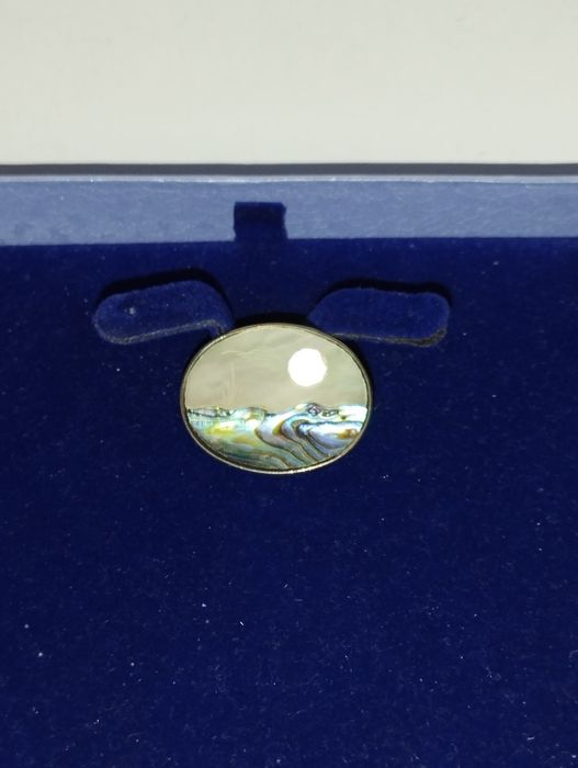 Broșă din sidef eleganta