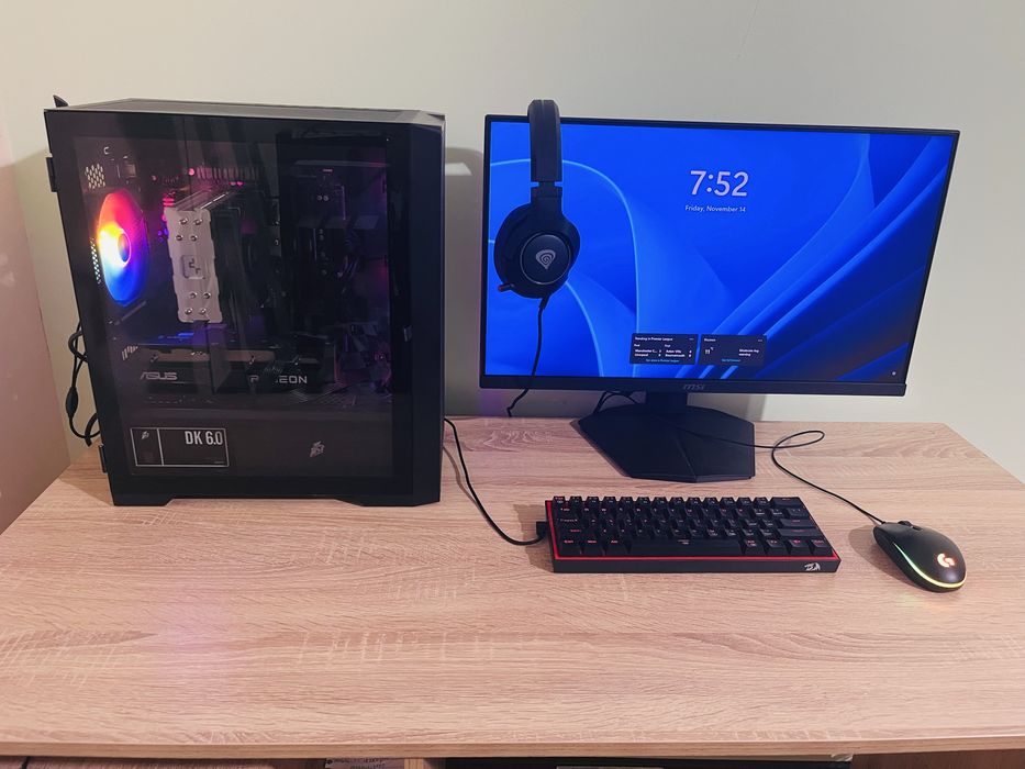 Компютър с монитор