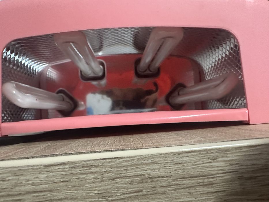 Lampa cu lumina ultravioleta pentru manichiura