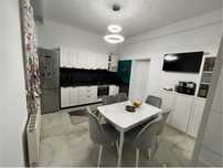 Apartament la casa central cu garaj si pivnita