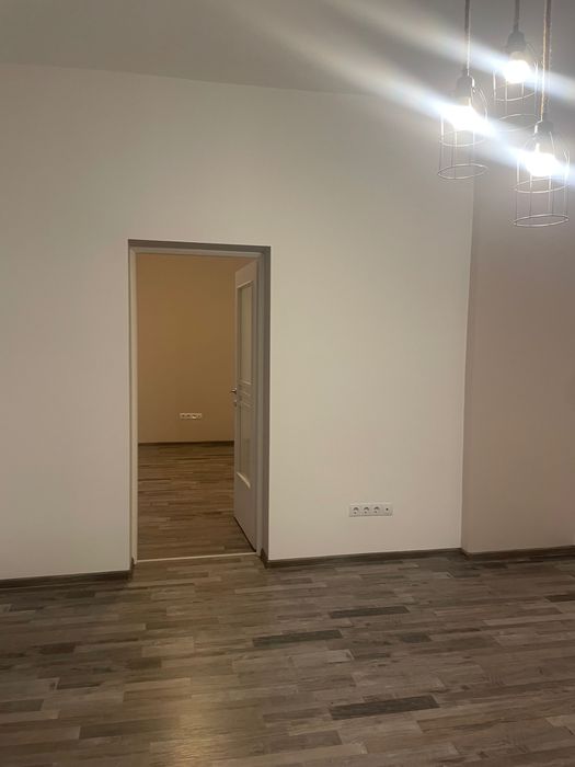 B dul Regele Mihai, etaj 1, nemobilat, semidecomandat,300 euro