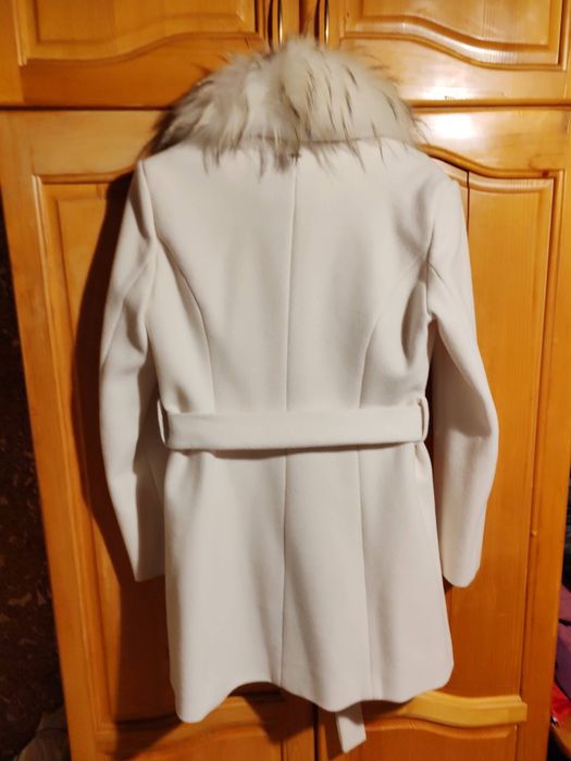 Бяло красиво палто с "богата" естествена кожа.