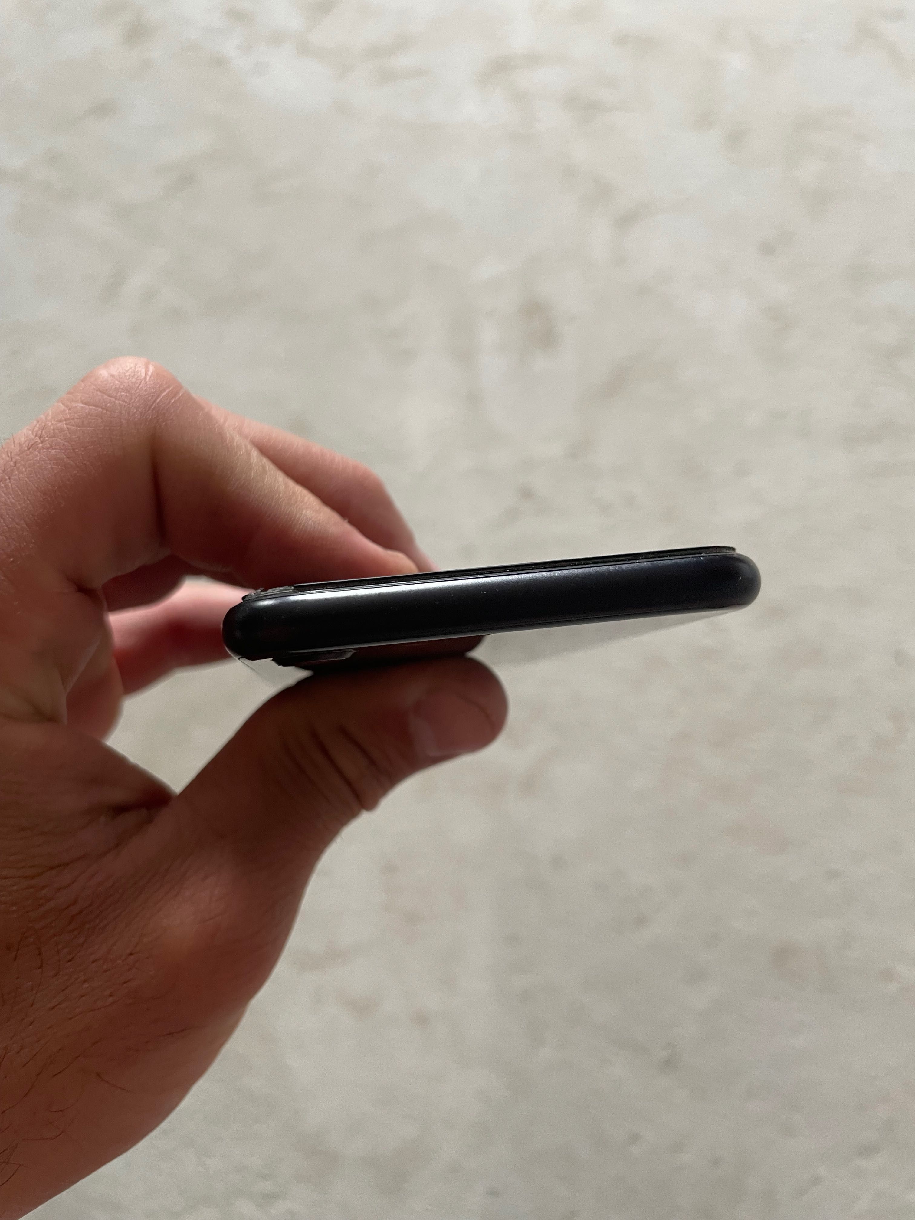Продается iPhone SE 2020