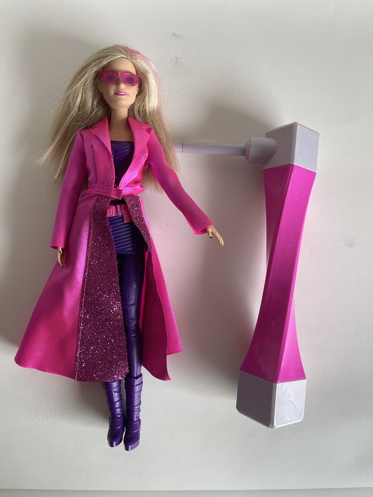 Papusa Barbie spion