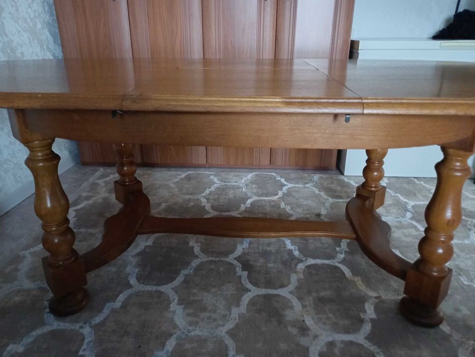 Стол дубовый для гостиной