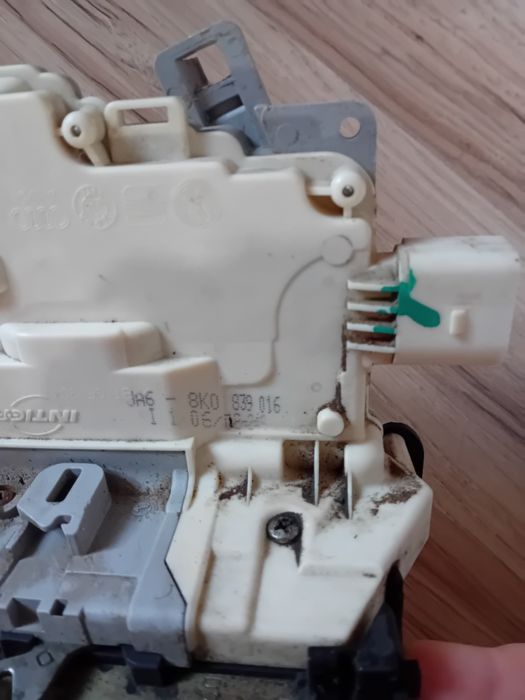 Broasca incuietoare usa stanga spate Audi A4 B8 2008 2009 2010 2011 20