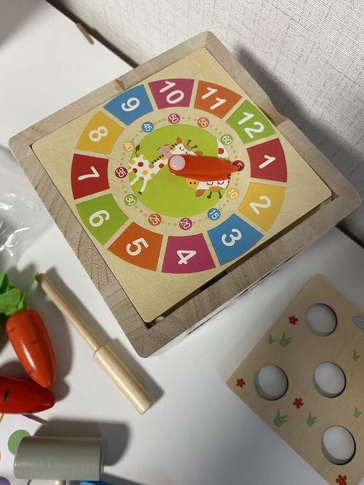 Сензорен дървен куб за двигателни умения - 8 в 1, монтесори