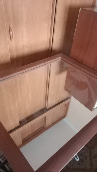 Продам прикроватную тумбочку с зеркалом + тумбу.