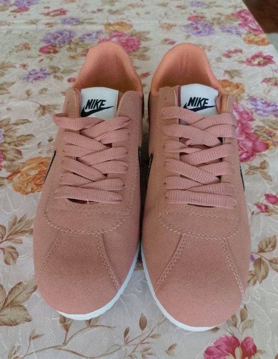 Дамски маратонки Nike.