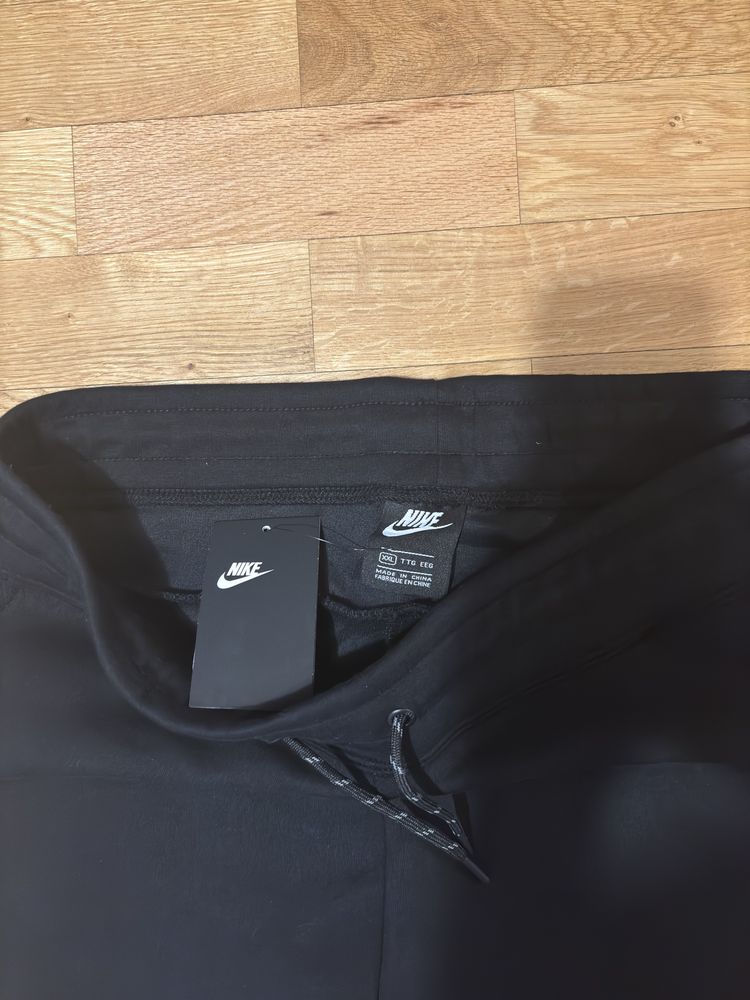 Pantaloni Nike Tech