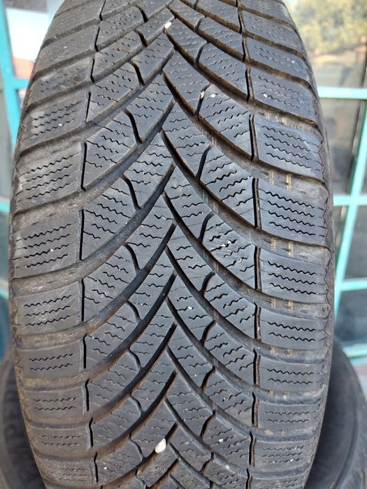 Продавам 2 зимни гуми 205/60/16 Semperit