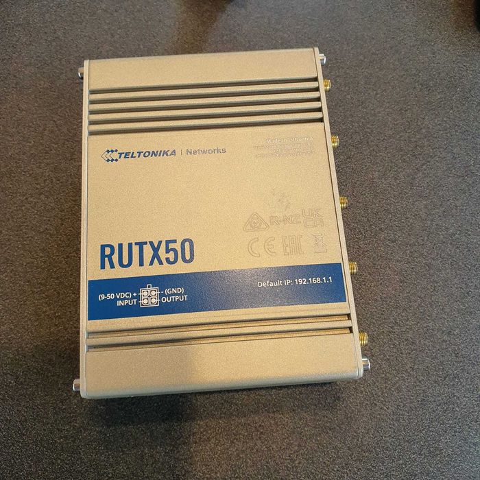 Teltonika Industrial 5G Router si antena retelistica MIMO GNSS IP67