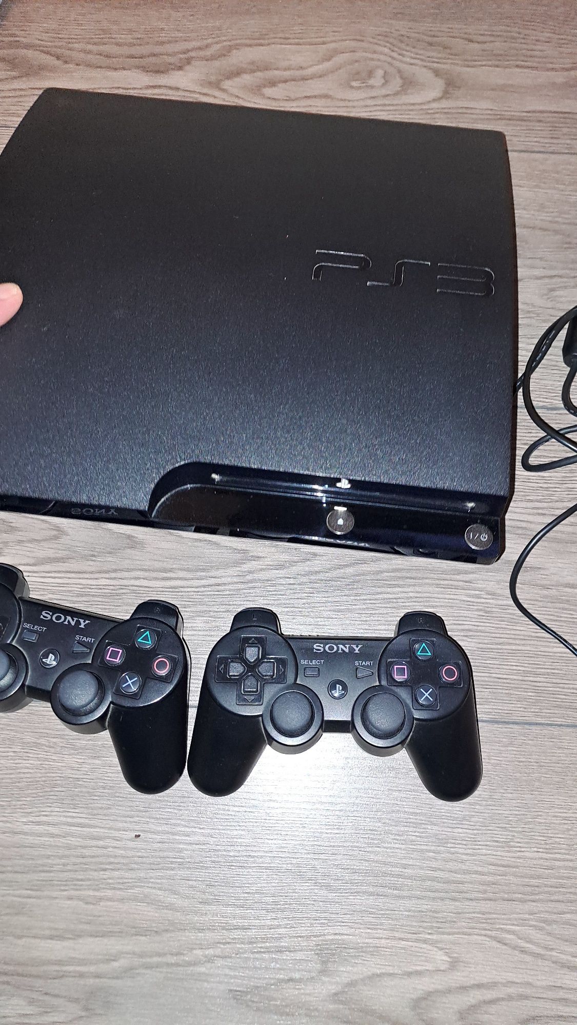 Vând PS 3 impecabil cu 2 manete Sony  originale și cabluri preț de 400