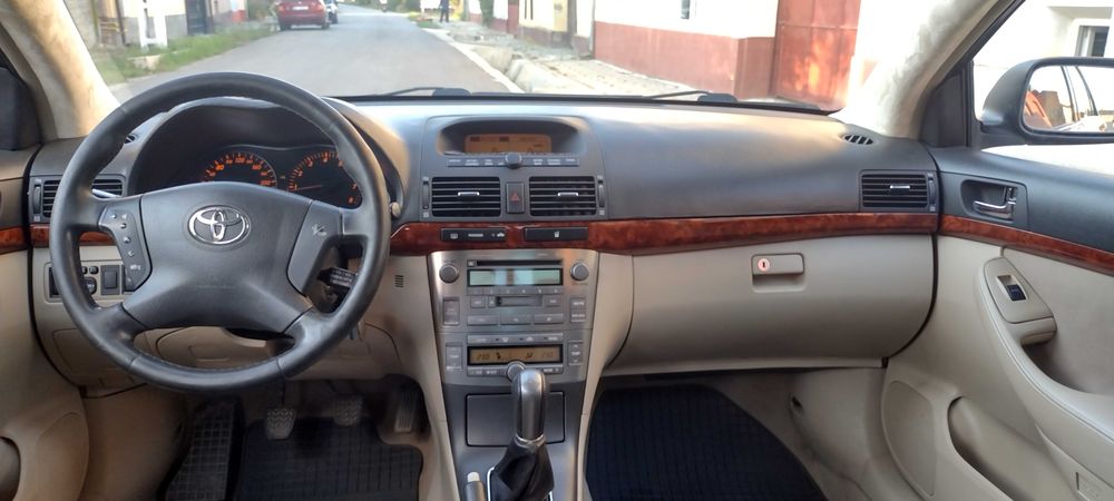 Toyota Avensis benzină