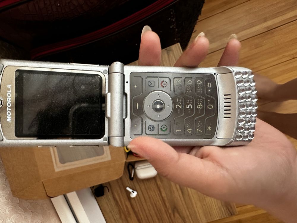 Motorola v3i , зарядник есть