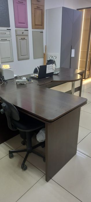 Офисный стол и шкаф венге