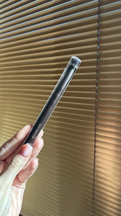 Hourglass четка за коректор и фон дьо тен