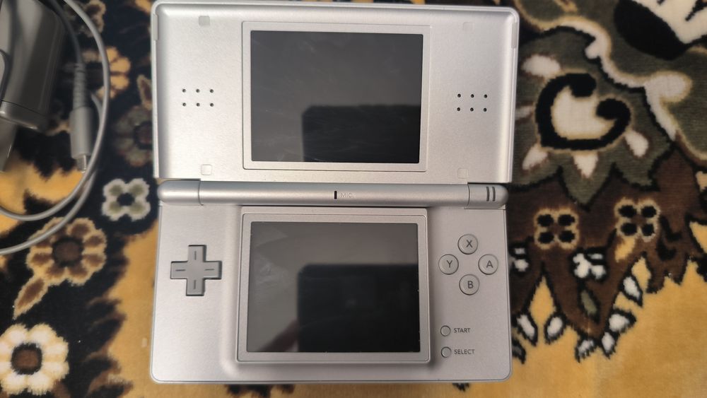 Nintendo Ds Lite+Husă+Încărcător+10 jocuri ds+2 jocuri gba