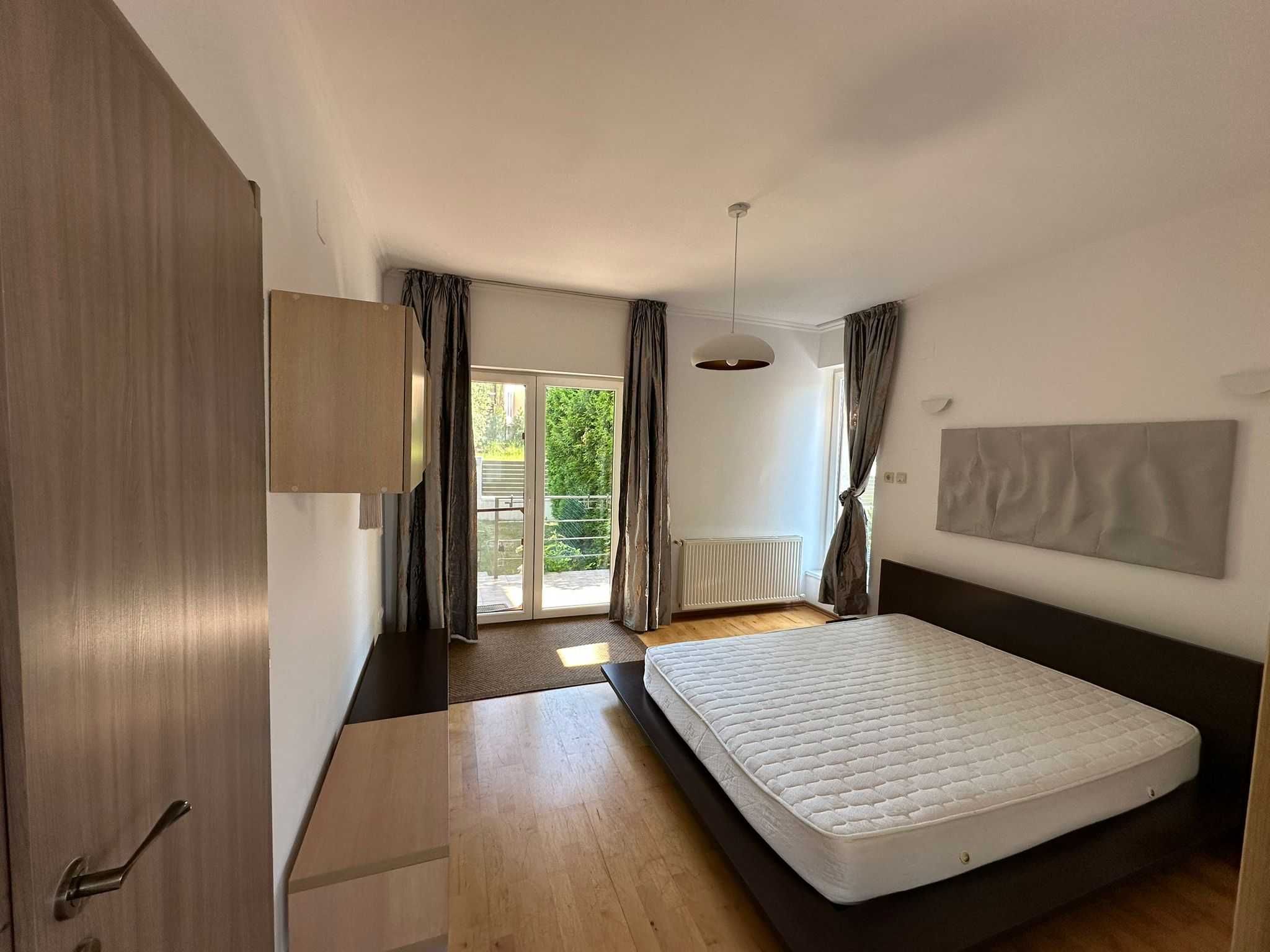 Închiriez ap. 100 mp în Făget (hotel Stil), 3 camere, parcare, gradină