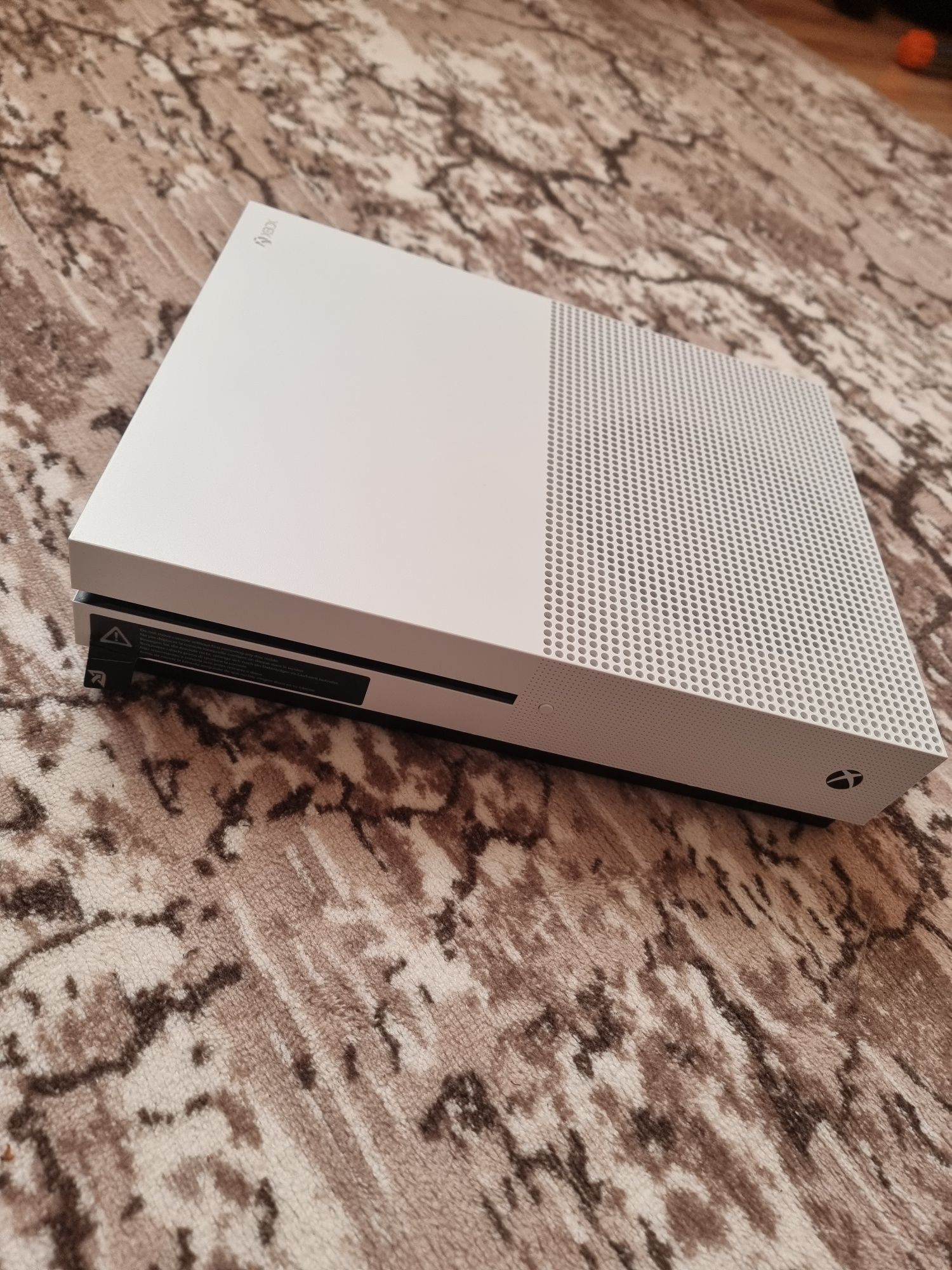 Vând Xbox One S 1TB