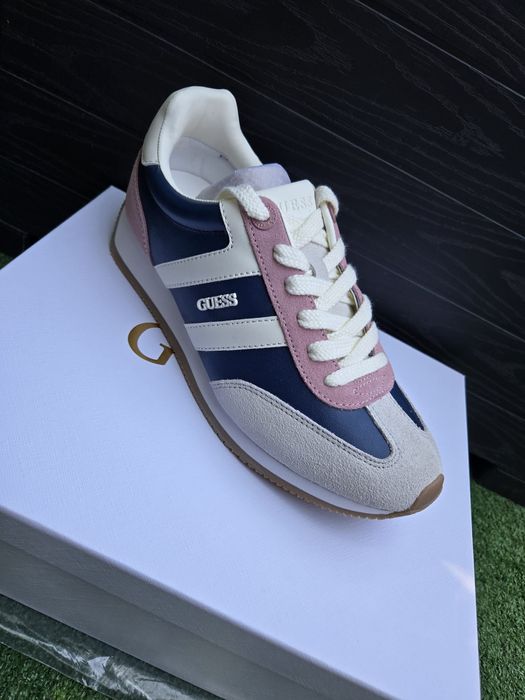 Adidași noi Guess