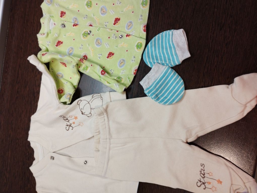 Бебешки дрехи, запазени- не нови и подарък еднократни подплънки.