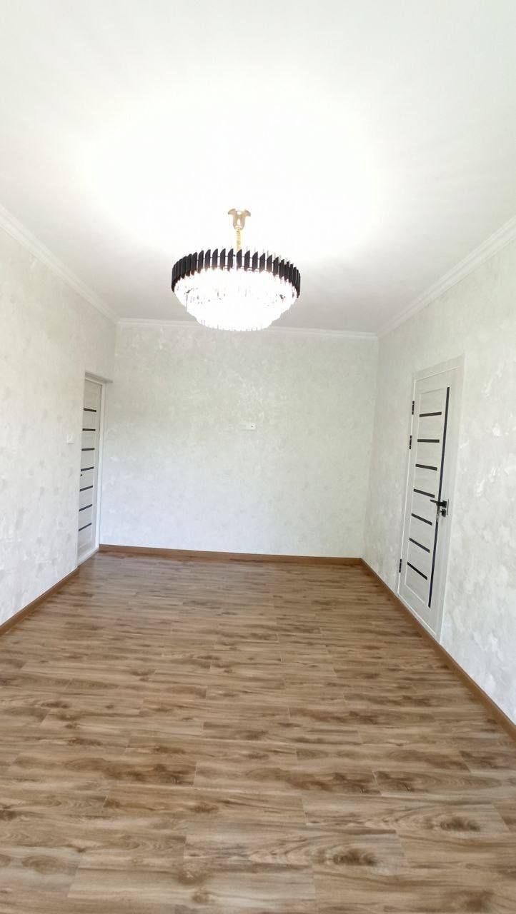 Кора Камиш 2/1 да 1 хоналик евро уй сотилади.