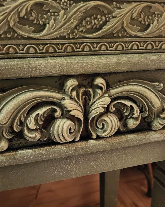 Тоалетка с богати орнаменти