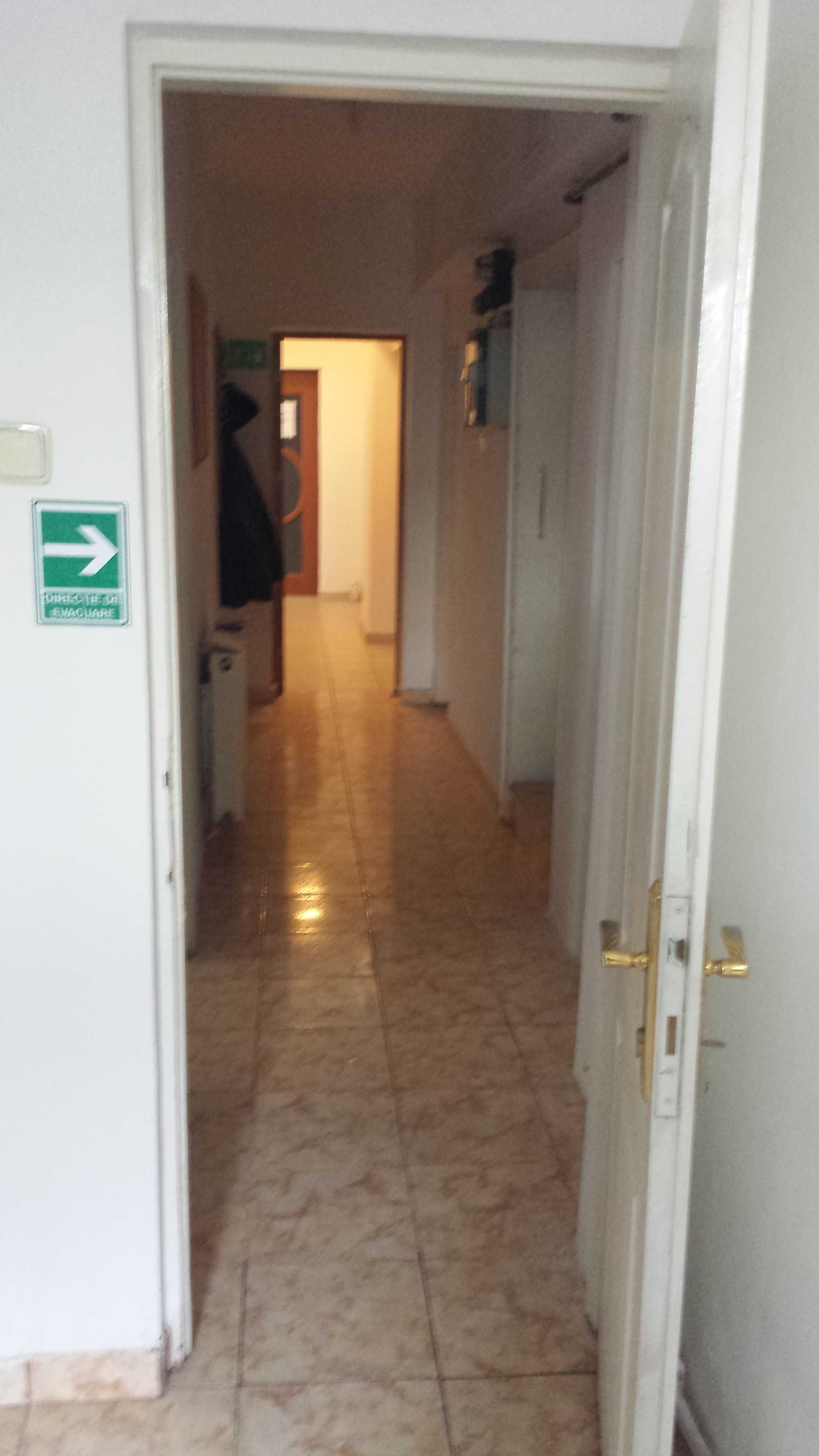 Vând apartament la demisol in vila