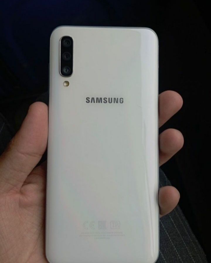 Samsung A50 128/6гб срочно продам
