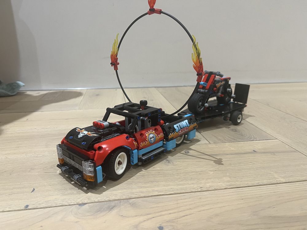 LEGO: Шоу трюков на грузовиках и мотоциклах Technic 42106