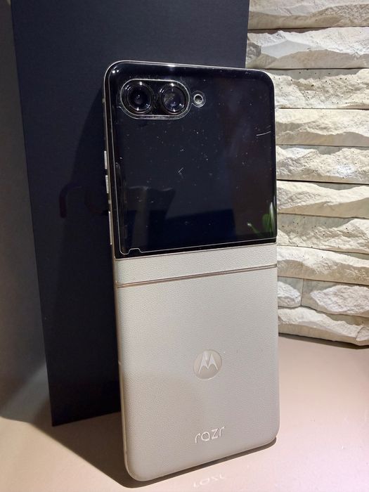 Motorola razr50, 256 GB, неразличима от нова.