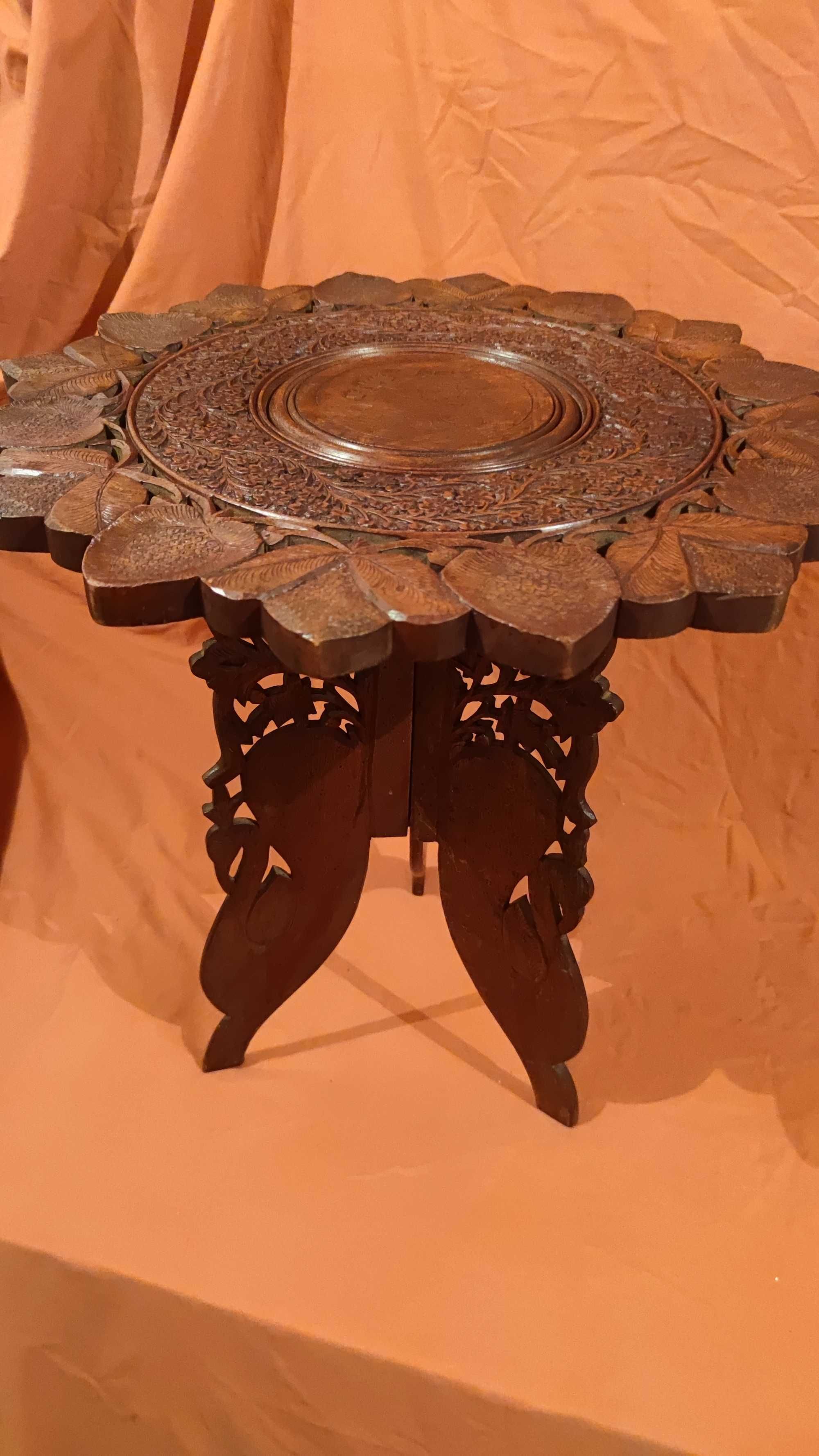 Старинна индийска маса с фина дърворезба и инкрустация от месинг
