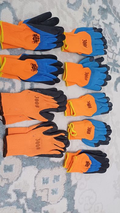 Продам зимнее перчатки кожанные  одноразовый комбез и перчатки