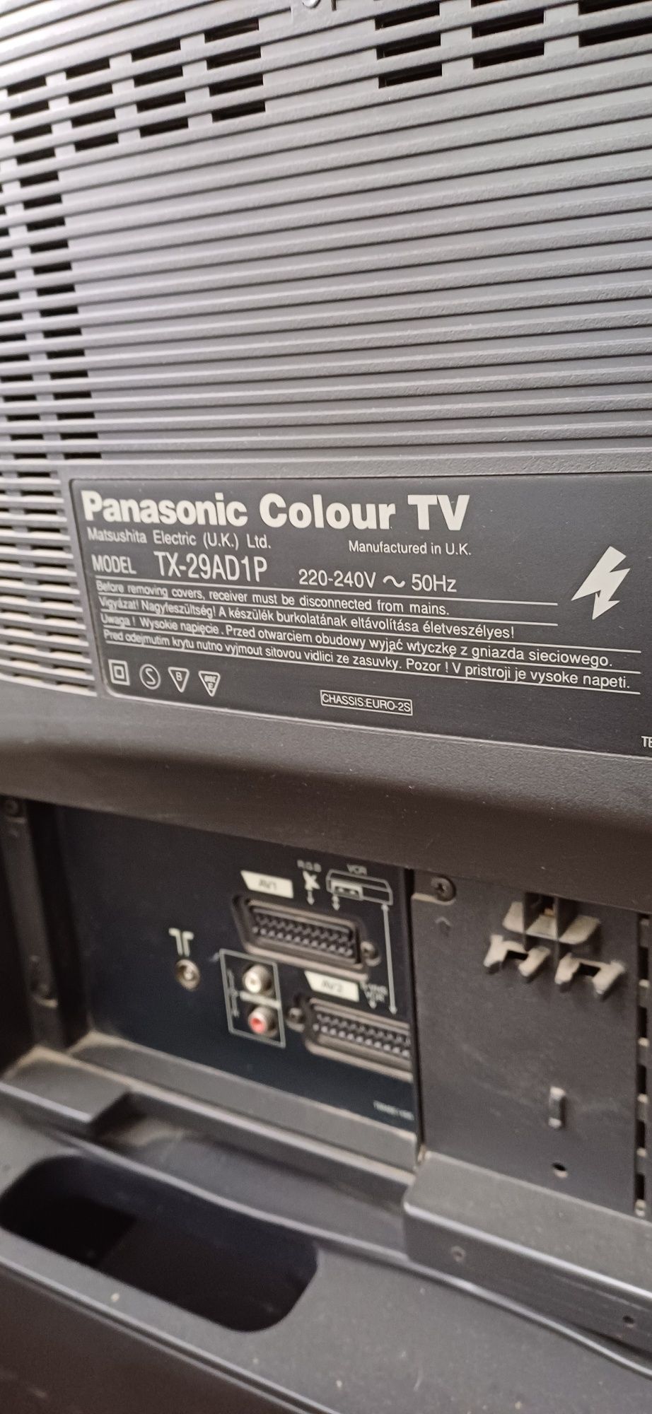 Телевизор Panasonic и маса